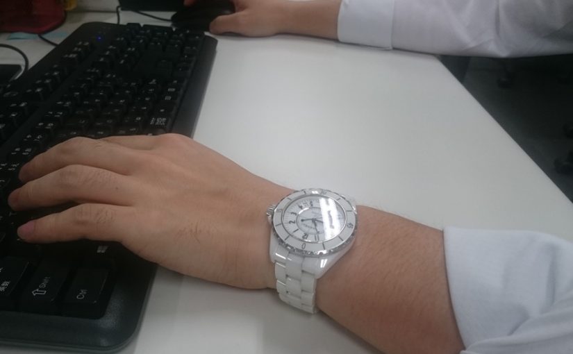 タイピングする男性