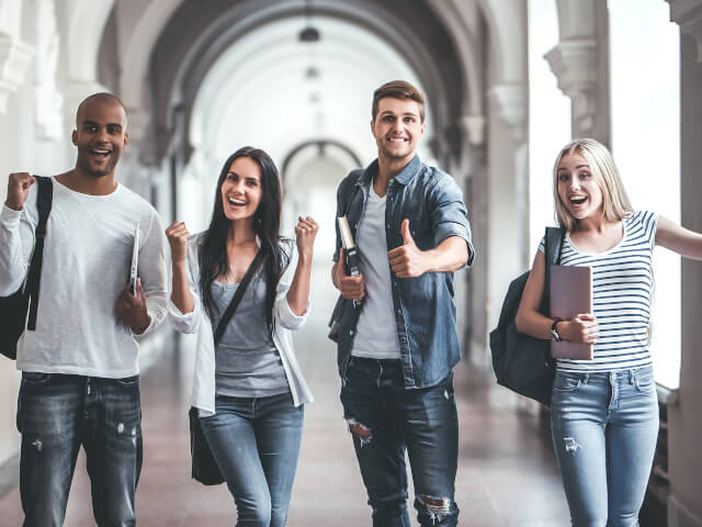 ガッツポーズやグーサインをする学生たち