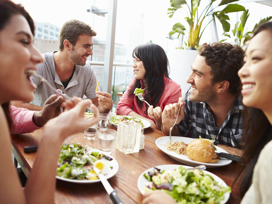 食事を楽しむ寮暮らしの学生