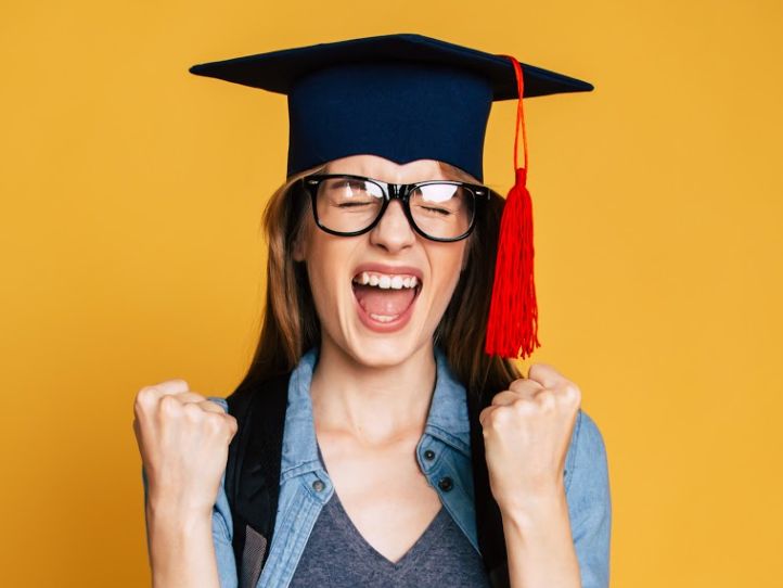 ガッツポーズで喜んでいる女性